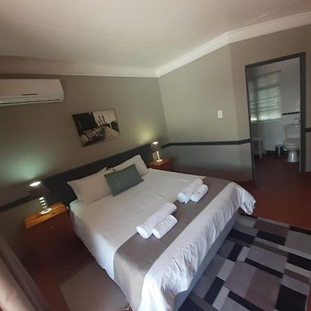 Oakwood Lodge Bloemfontein Eksteriør bilde A room at the Protea Hotel, Polokwane