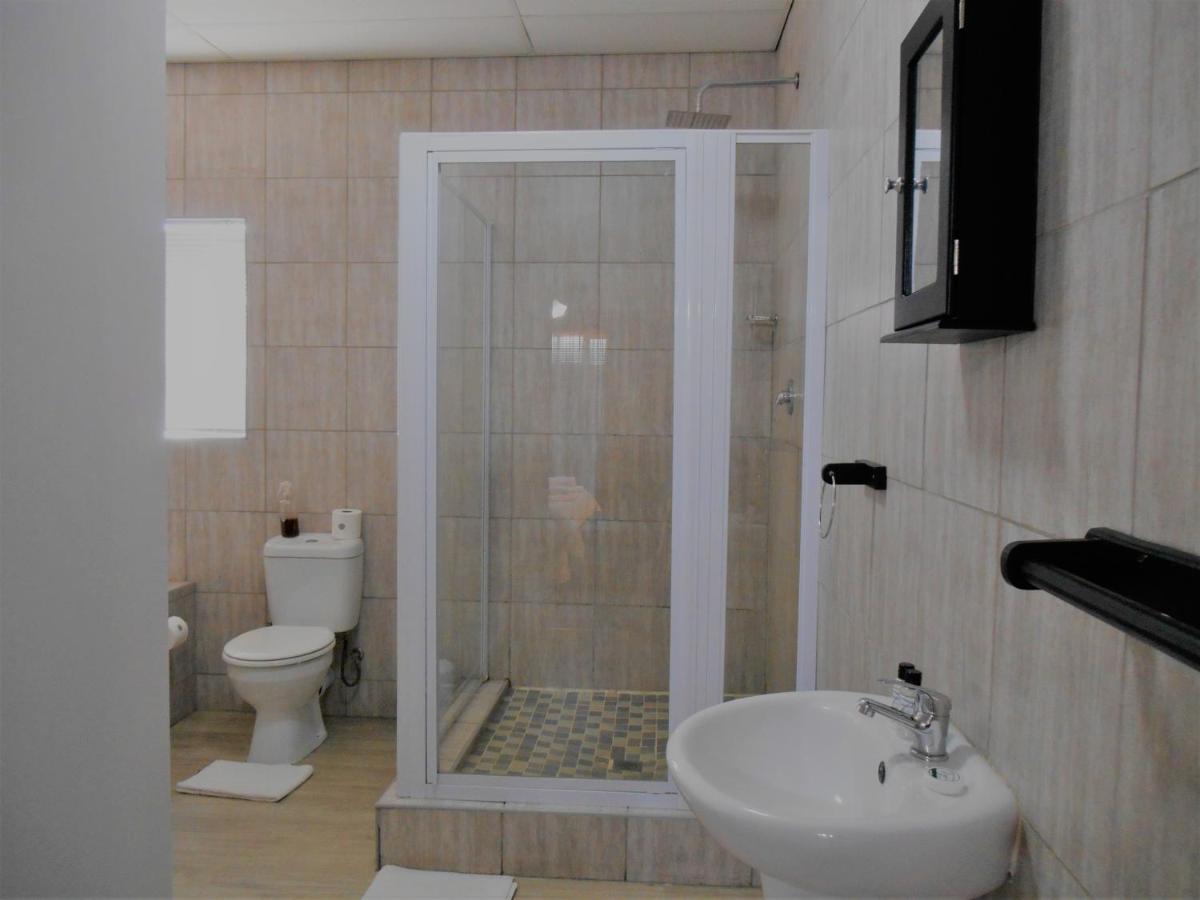 Oakwood Lodge Bloemfontein Eksteriør bilde A shower cubicle