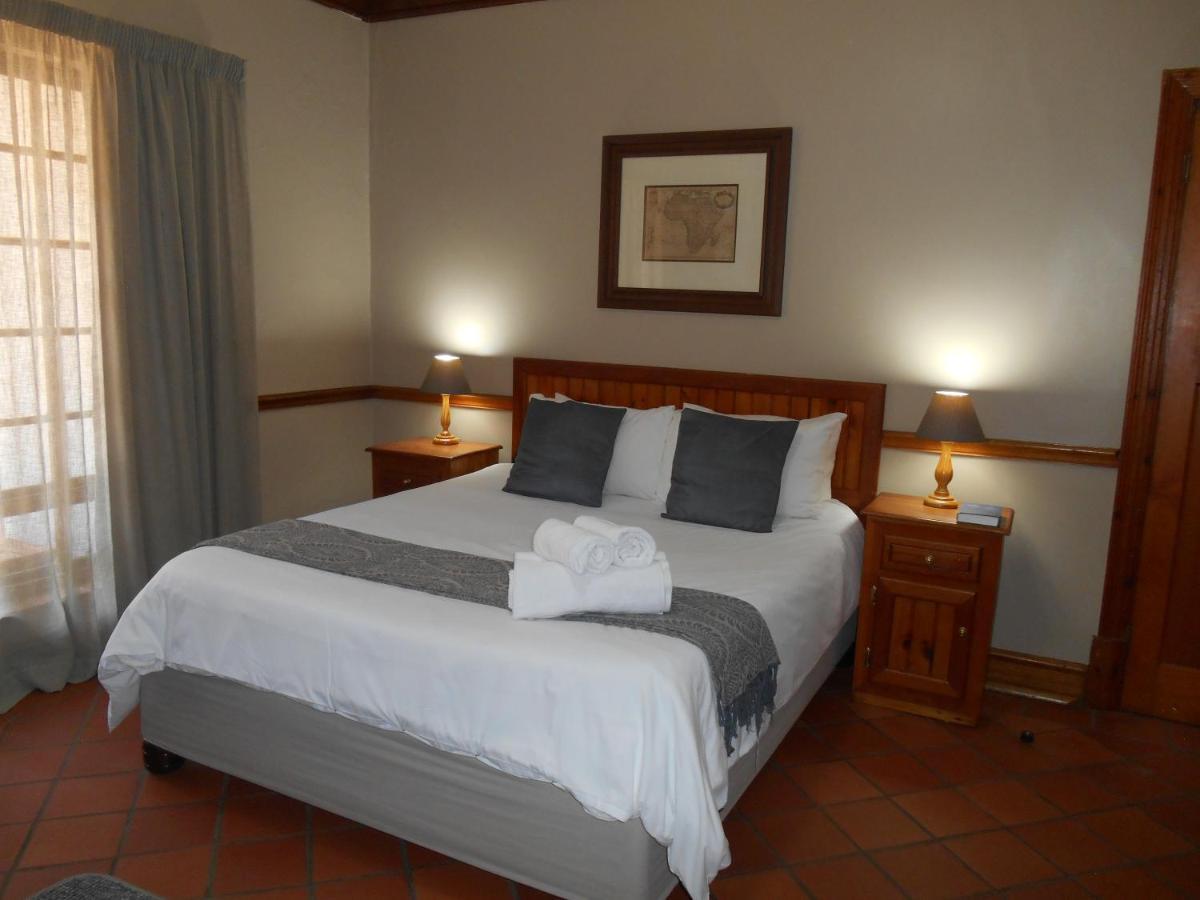 Oakwood Lodge Bloemfontein Eksteriør bilde A bedroom at the hotel