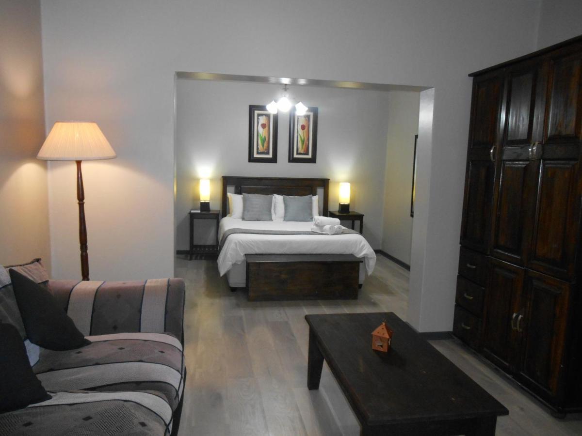 Oakwood Lodge Bloemfontein Eksteriør bilde A bedroom in a hotel
