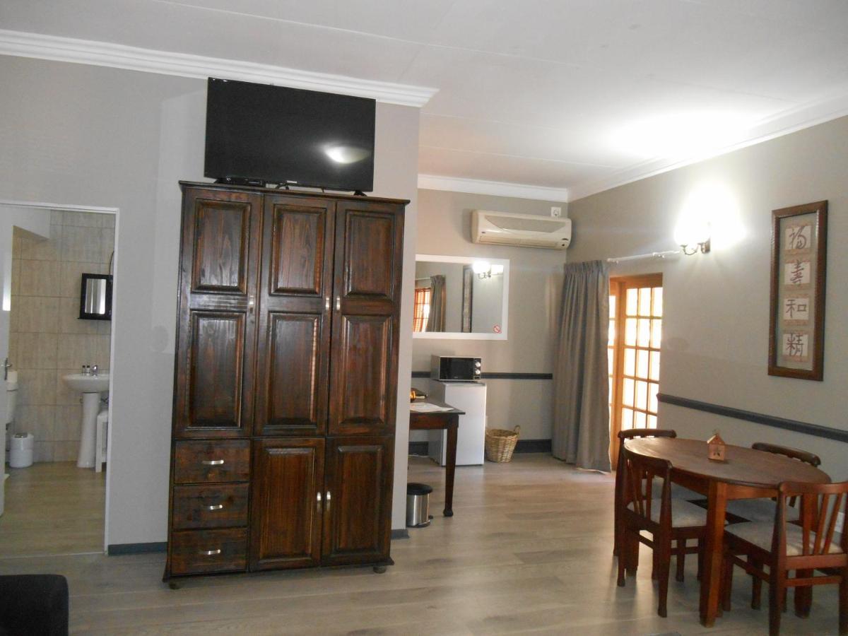 Oakwood Lodge Bloemfontein Eksteriør bilde A typical guest room at the hotel