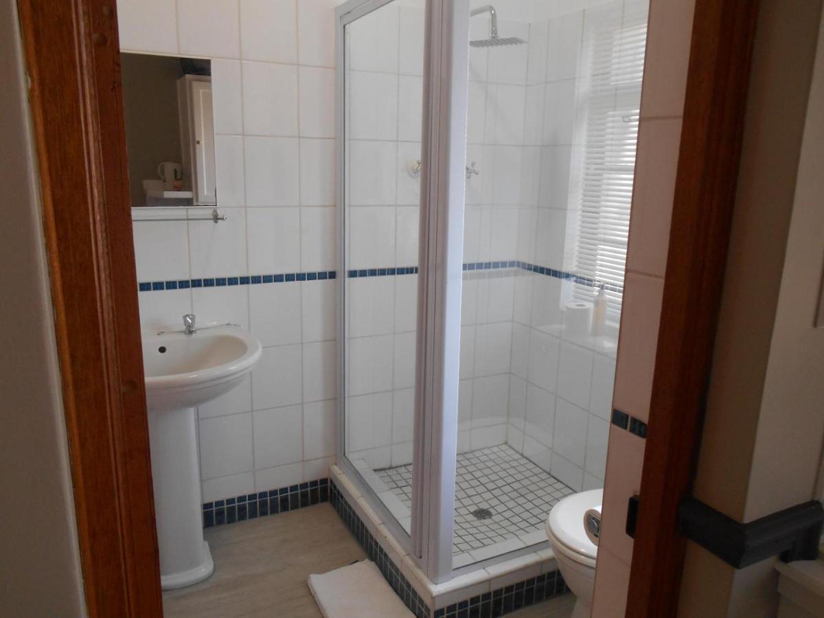 Oakwood Lodge Bloemfontein Eksteriør bilde A shower cubicle