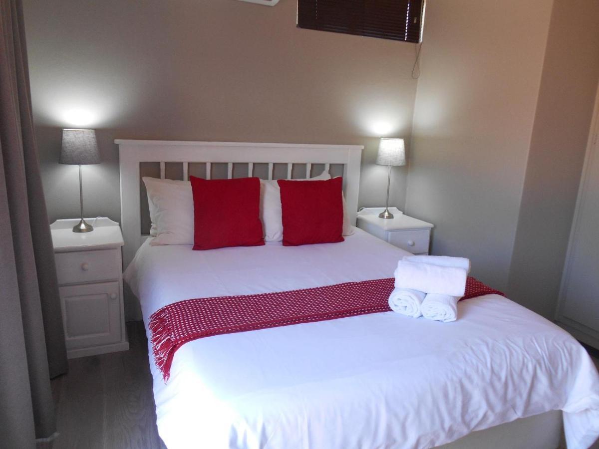 Oakwood Lodge Bloemfontein Eksteriør bilde A bedroom in a guest house