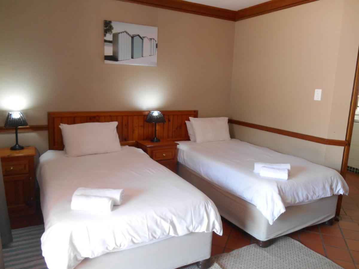 Oakwood Lodge Bloemfontein Eksteriør bilde A room at the Protea Hotel, Windhoek