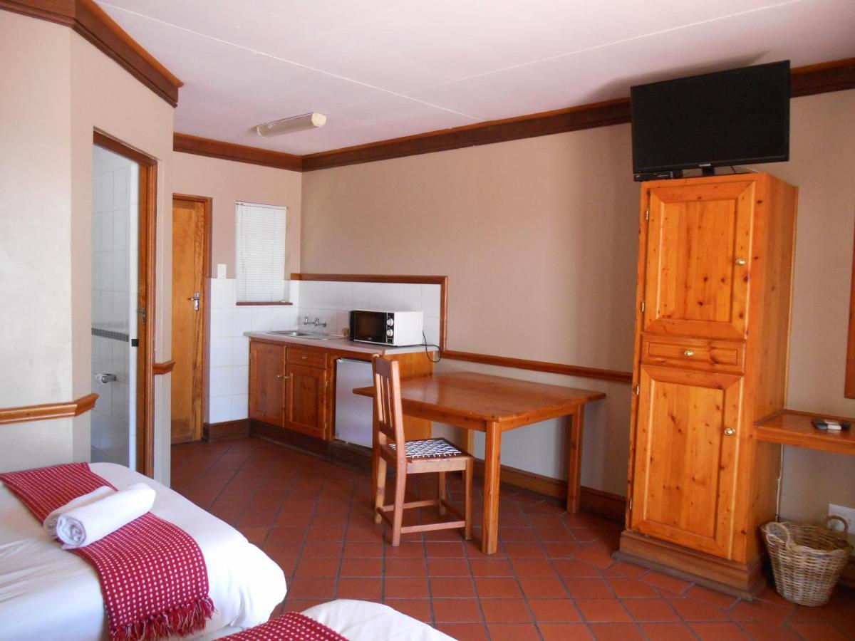 Oakwood Lodge Bloemfontein Eksteriør bilde A typical room at the hotel