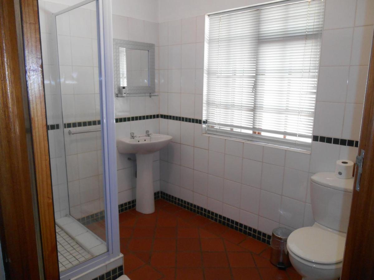 Oakwood Lodge Bloemfontein Eksteriør bilde Bathroom