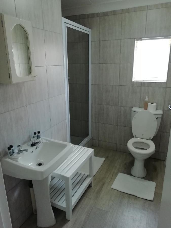Oakwood Lodge Bloemfontein Eksteriør bilde A modern bathroom