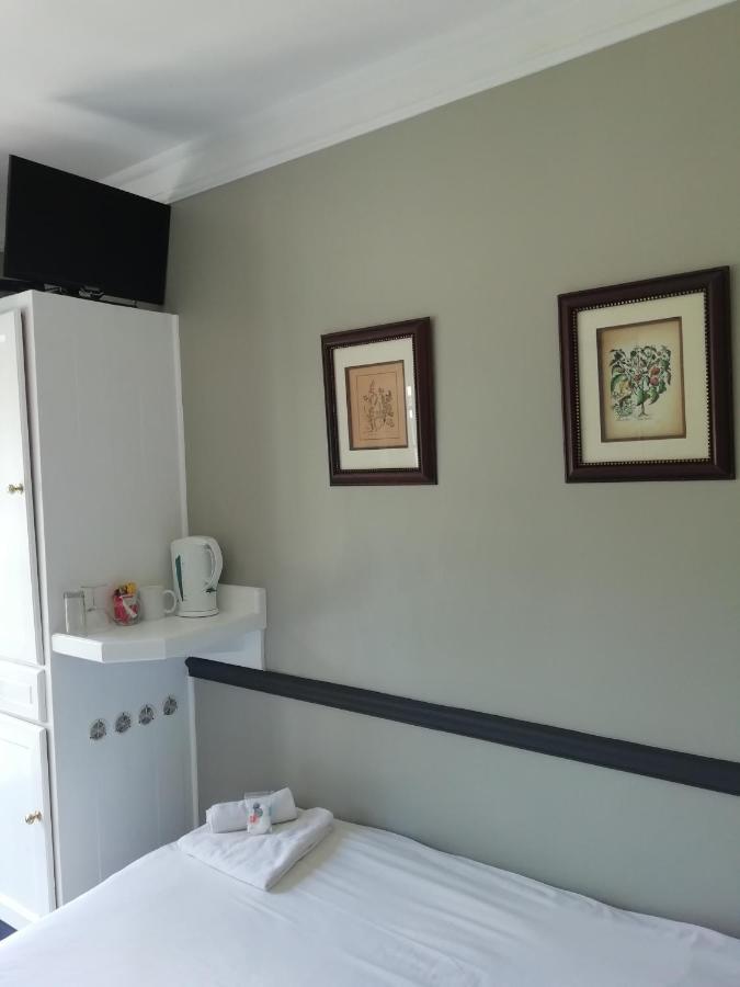 Oakwood Lodge Bloemfontein Eksteriør bilde A typical room at the hospital