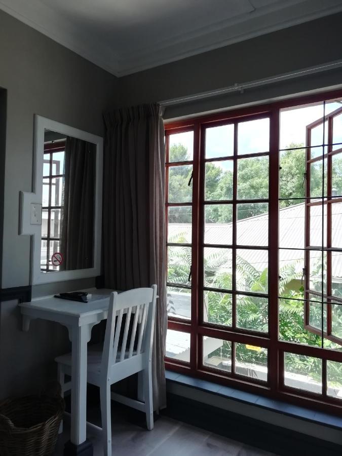 Oakwood Lodge Bloemfontein Eksteriør bilde A window with burglar bars