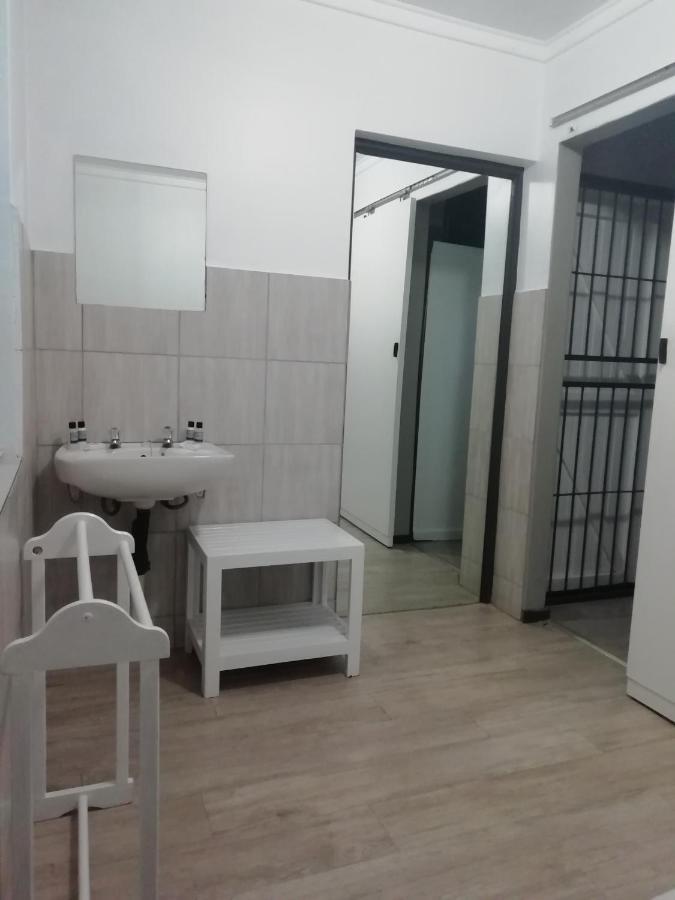 Oakwood Lodge Bloemfontein Eksteriør bilde A cell at the prison
