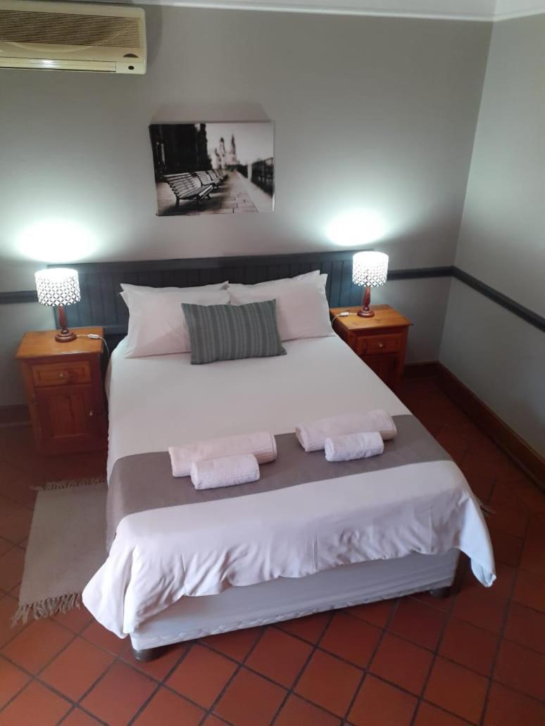 Oakwood Lodge Bloemfontein Eksteriør bilde A bedroom at the hotel