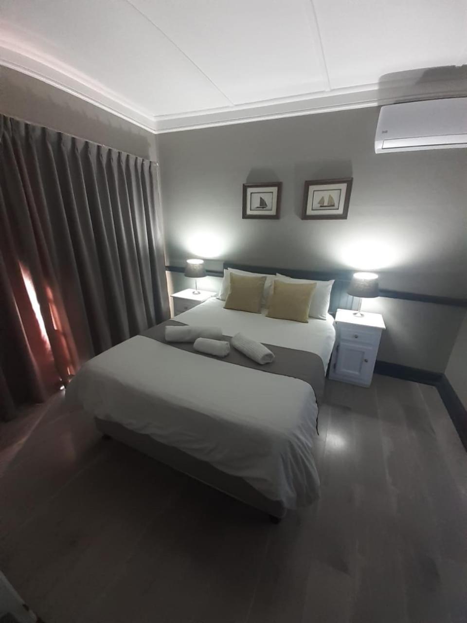 Oakwood Lodge Bloemfontein Eksteriør bilde A bedroom at the hotel