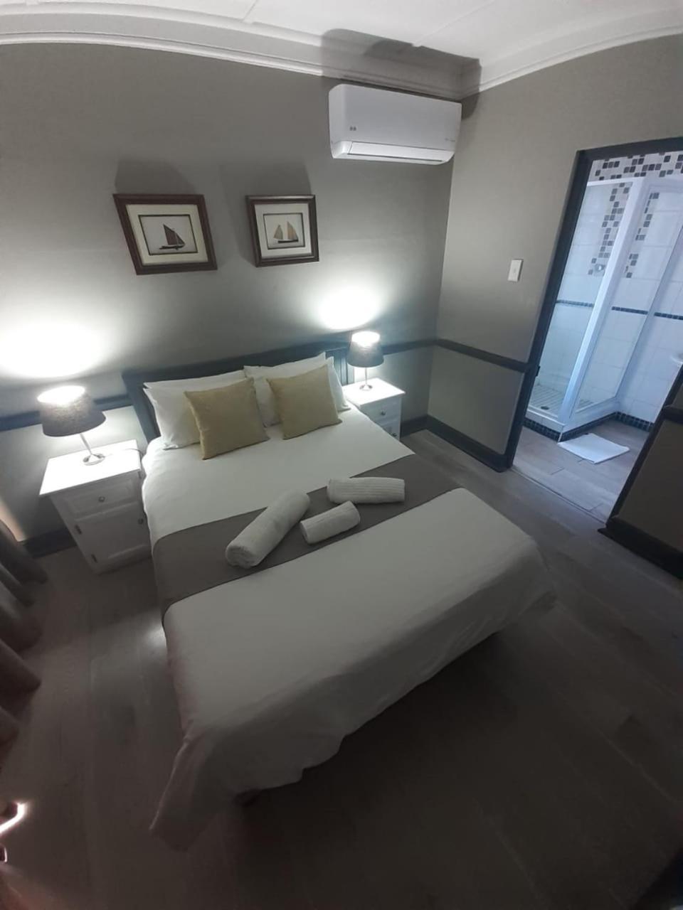 Oakwood Lodge Bloemfontein Eksteriør bilde A room at the hotel