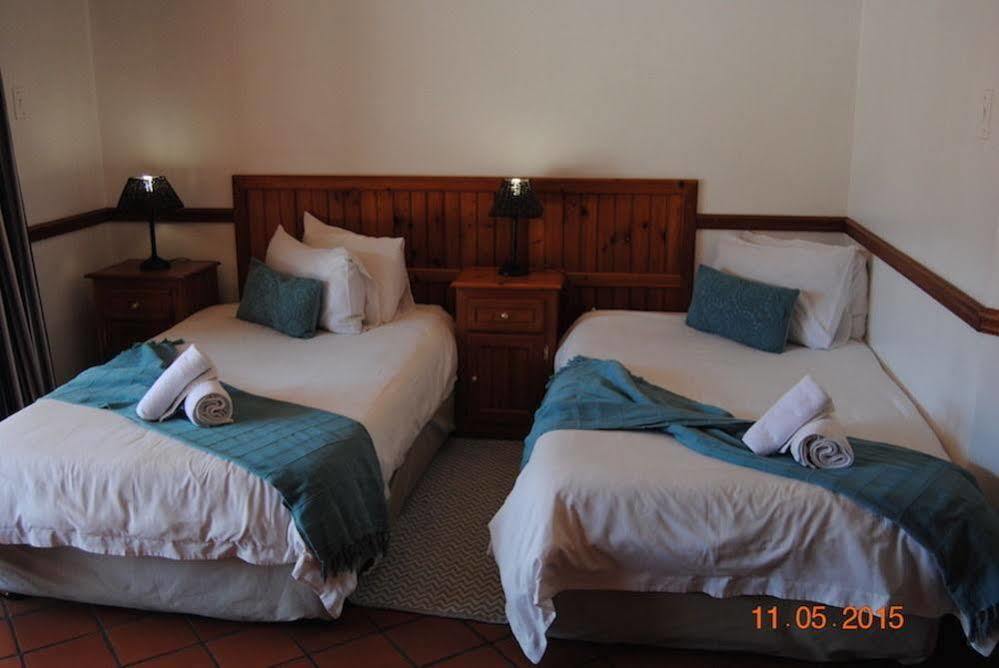 Oakwood Lodge Bloemfontein Eksteriør bilde A bedroom at the Protea Hotel, Port Elizabeth