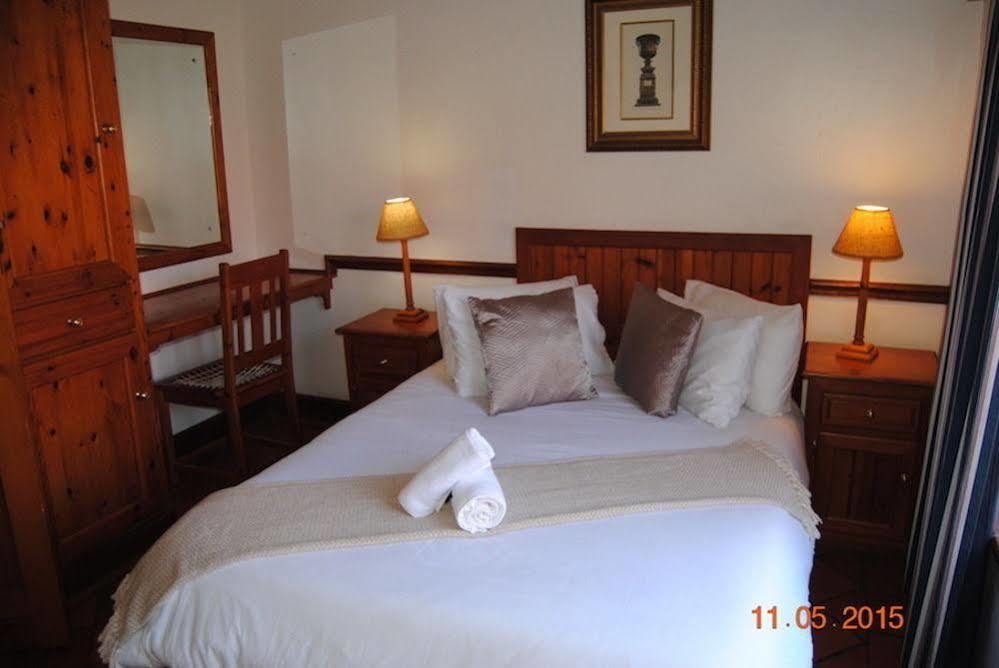 Oakwood Lodge Bloemfontein Eksteriør bilde A bedroom at the hotel