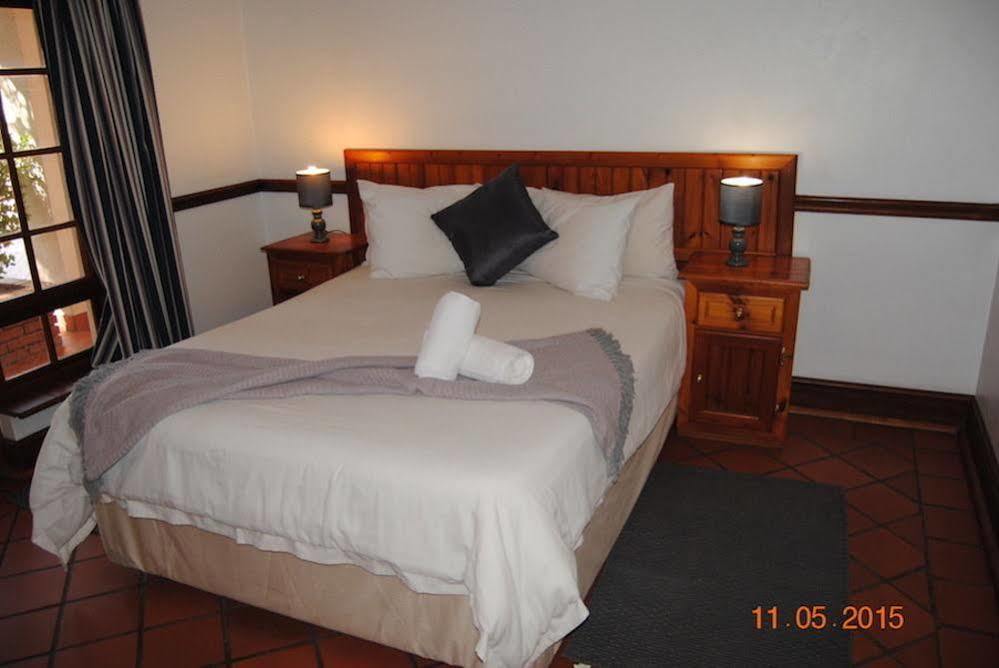Oakwood Lodge Bloemfontein Eksteriør bilde A bedroom at the hotel