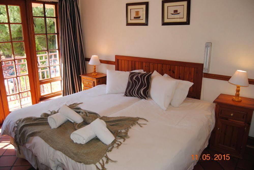 Oakwood Lodge Bloemfontein Eksteriør bilde A bedroom at the hotel