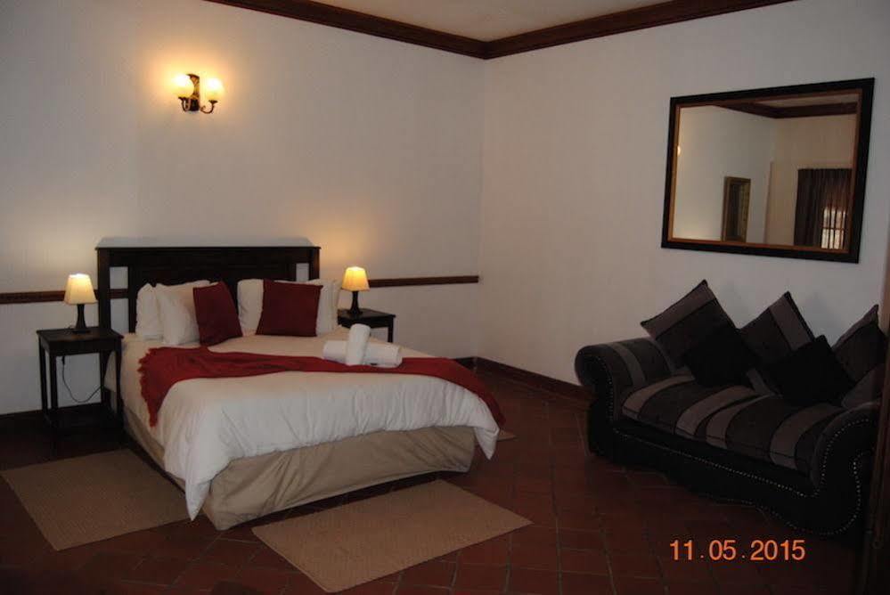 Oakwood Lodge Bloemfontein Eksteriør bilde A bedroom at the hotel