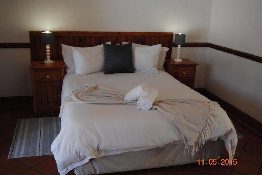 Oakwood Lodge Bloemfontein Eksteriør bilde A bed with a throw