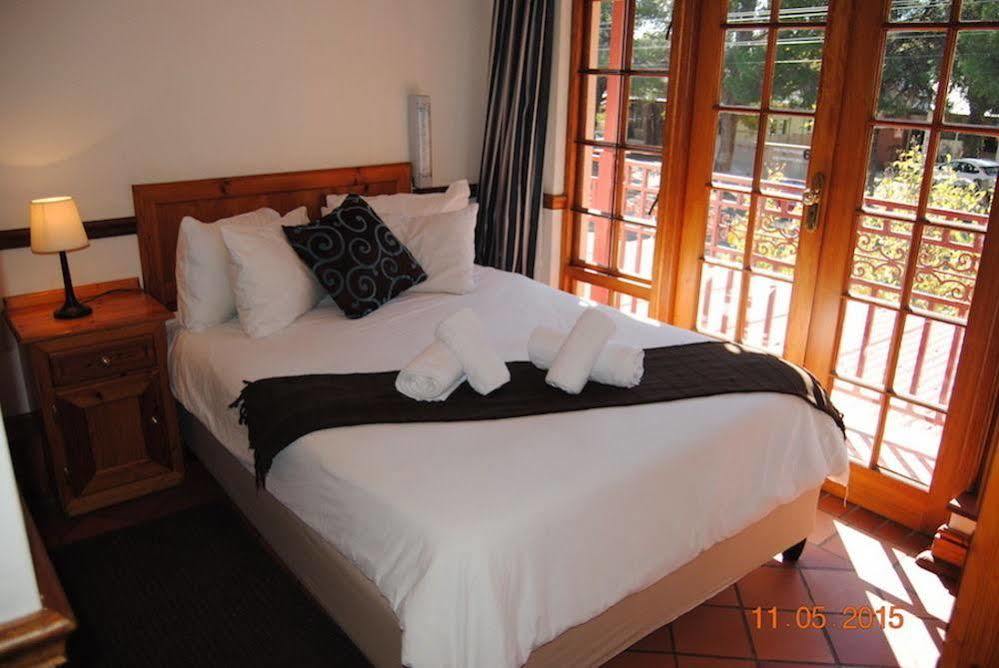 Oakwood Lodge Bloemfontein Eksteriør bilde A guest room at the hotel
