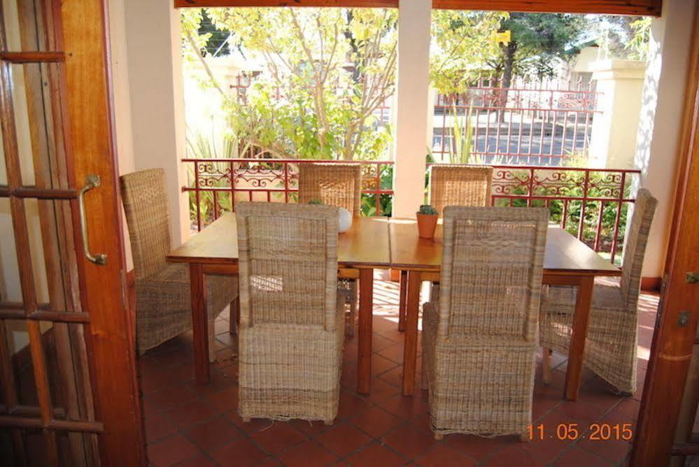 Oakwood Lodge Bloemfontein Eksteriør bilde The dining room at the house