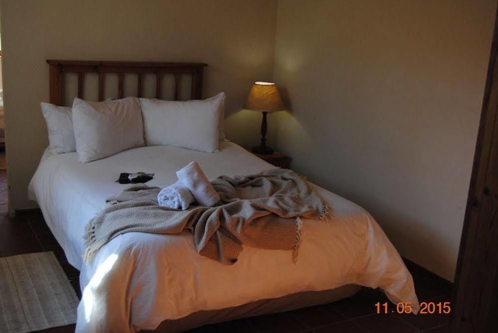 Oakwood Lodge Bloemfontein Eksteriør bilde A bedroom at the hotel