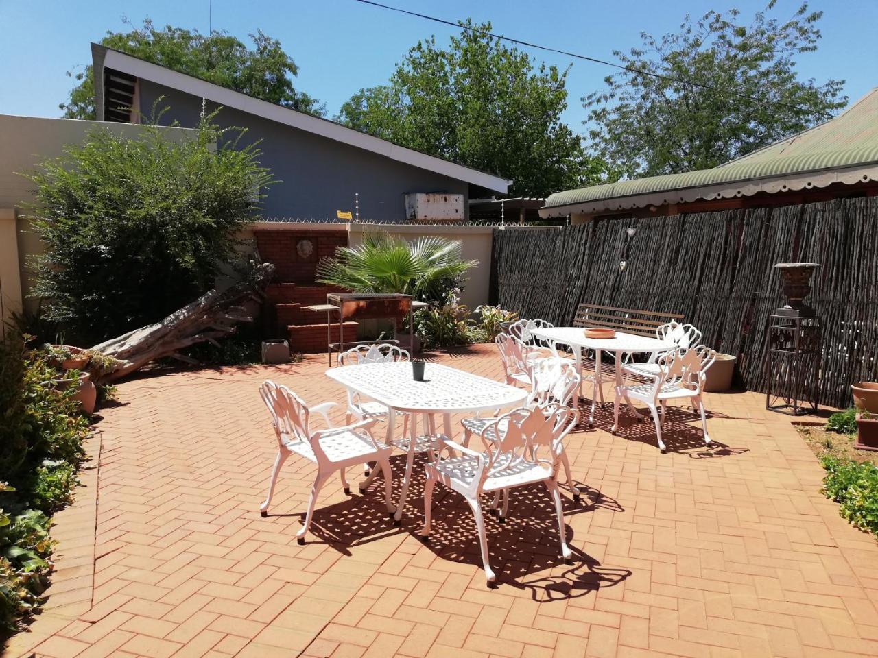 Oakwood Lodge Bloemfontein Eksteriør bilde The courtyard at the restaurant