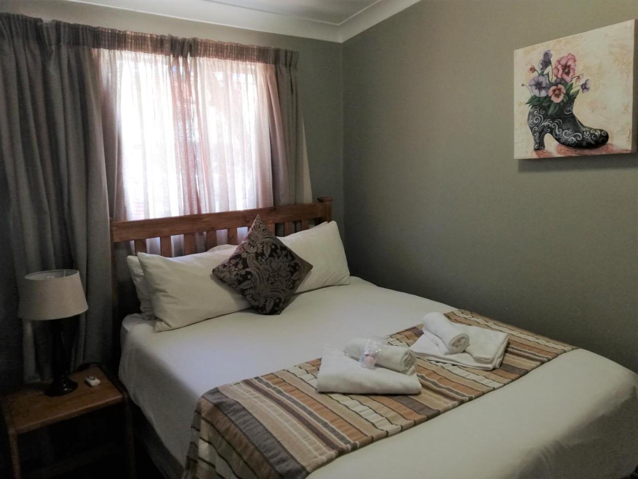 Oakwood Lodge Bloemfontein Eksteriør bilde A bedroom at the hotel