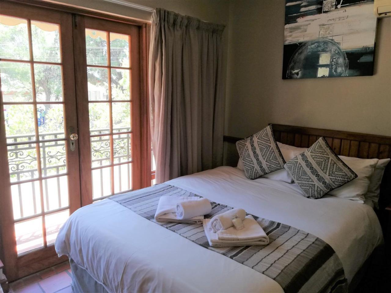 Oakwood Lodge Bloemfontein Eksteriør bilde A bedroom at the Protea Hotel, Stellenbosch