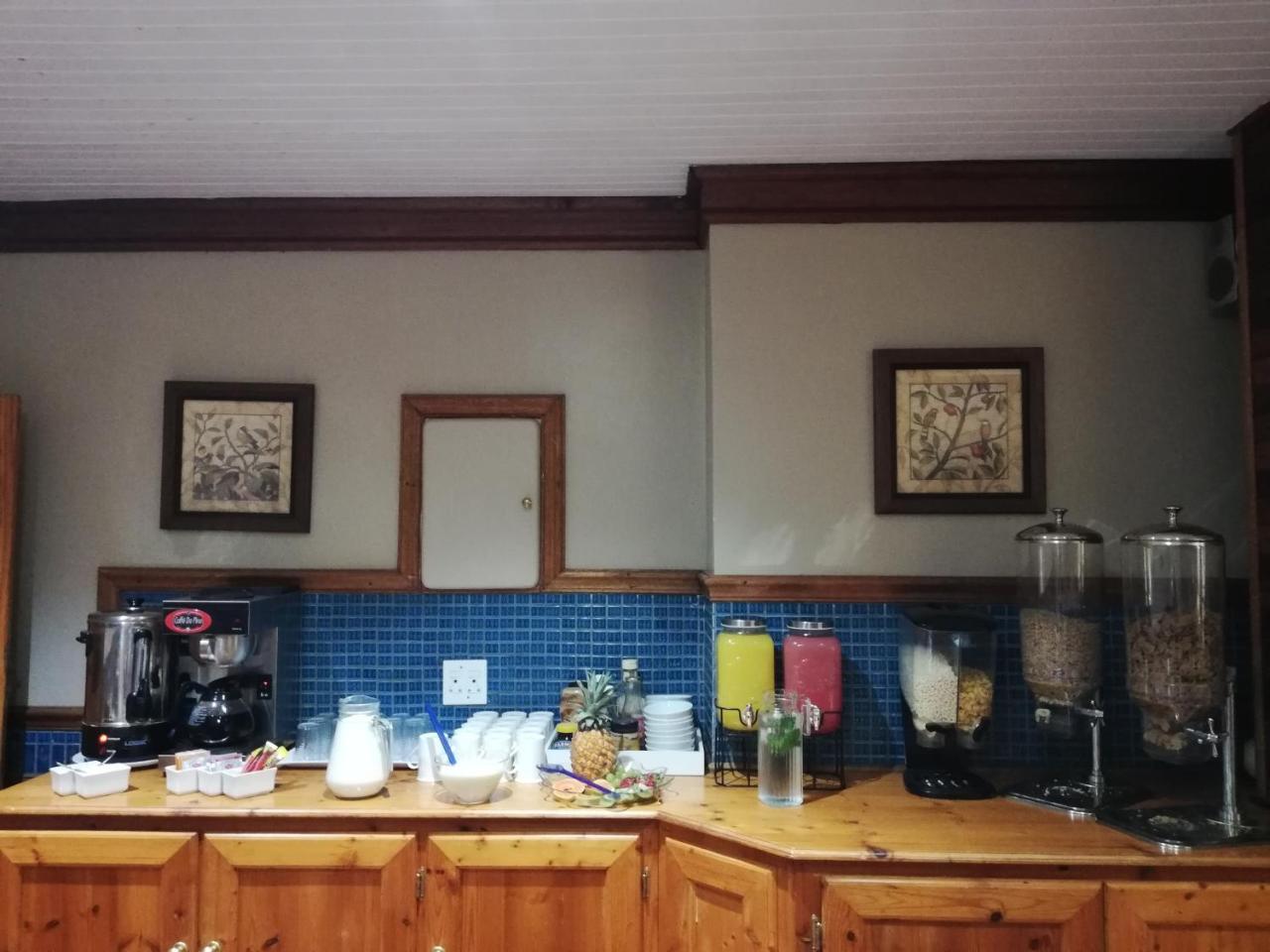Oakwood Lodge Bloemfontein Eksteriør bilde The kitchen at the station