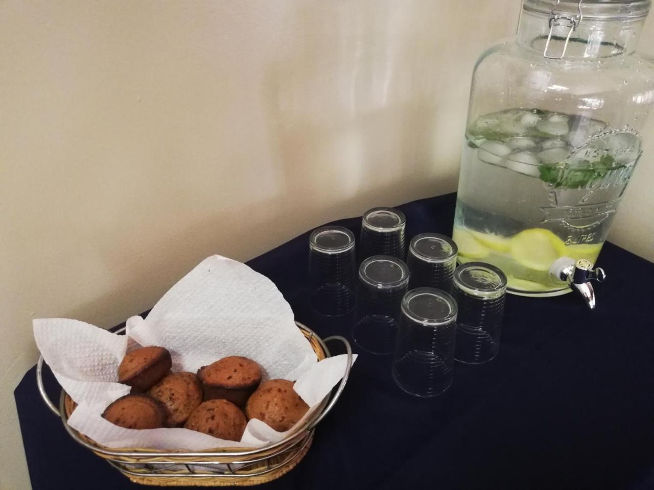 Oakwood Lodge Bloemfontein Eksteriør bilde A water dispenser with lemon and mint